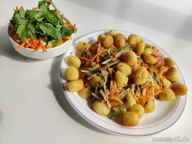 Gestifteltes Ofengemüse mit glasierten Tomaten auf Kräuter-Gnocchi (3,Gl,Sl), dazu einen Beilagensalat nach Wahl