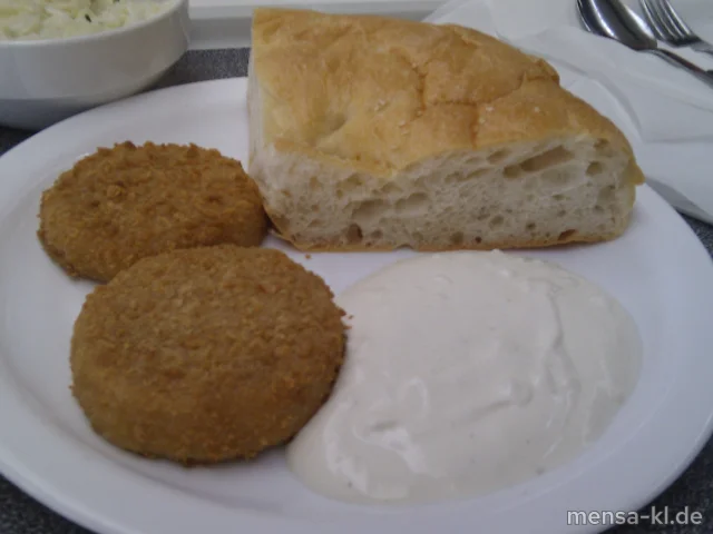 Gebackener Hirtenkäse, Knoblauch-Joghurtsoße, Pita und Krautsalat