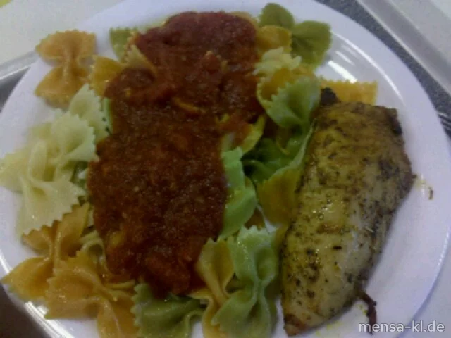 Putenbrustfilet mit Tomatensugo, Farfalle tricolore und Salat