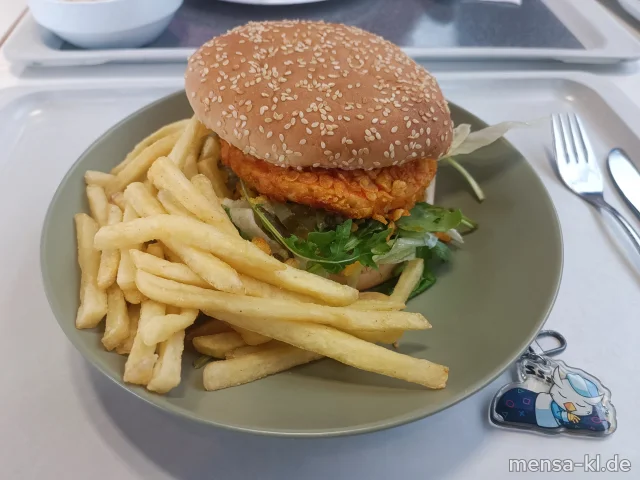 Campus Burger: Chicken Crunchy Burger (Gl,Sl,G) belegt mit Cheddar, Eisberg, Rucola, Sweet Chili Sauce und Gewürzgurken (1,9,Gl,La) im Burger Bun (Gl,La), dazu Pommes frites
