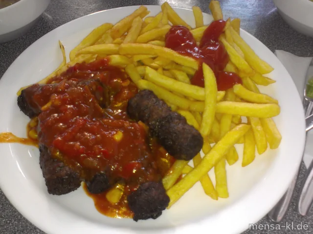 Cevapcici (R) mit Pusztasoße (9), Pommes-Frites und Salat