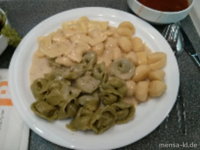 'Combinazione': Ravioli Pommodori (V), grüne Tortellini (V) und Gnocchi (V), dazu bunte-Pfeffer-Soße (V) und Salat (V)