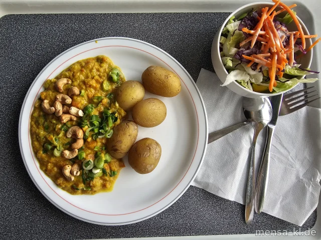 Kürbis-Karotten-Curry mit Kokosmilch (2,Gl,Sl,Sf,So) und geröstete Cashewkerne (Nu), dazu neue Kartoffeln und einen Beilagensalat nach Wahl