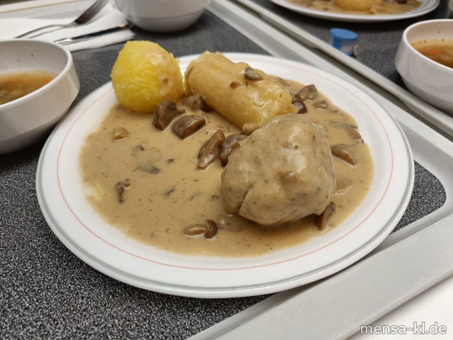 Pfälzer Knödelteller (Hoorische (1,2,5,Sw,V) Weckknödel (Gl,Ei,La,V) und Schneebällchen (Gl,Ei,V) ) mit Pilz-Rahmsoße (Gl,La,V) und Salat (V)