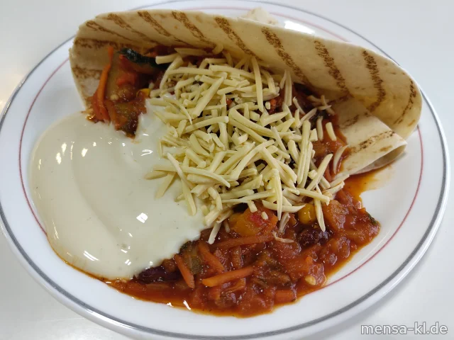 Burrito Tortilla gefüllt mit Bohnen, Paprika, Karotten, Mais und Zucchini (1,2,Gl,Sf), geriebenem veganem Käse (1, Sour Cream-Dip (Gl,Nu,Sf) und Salat