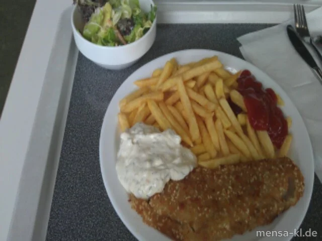 Gebackenes Seelachsfilet (F) mit Remouladen-Dip (1,9), Pommes frites und Salat