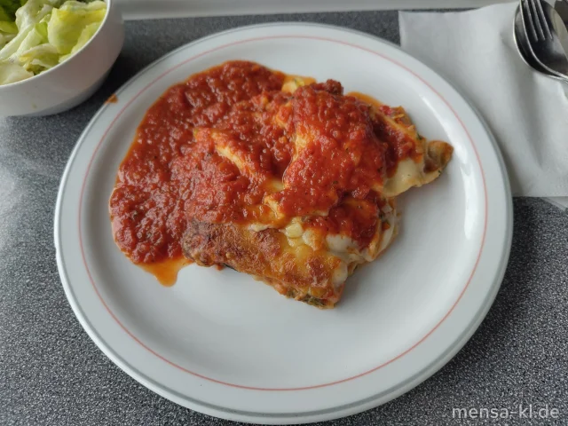 Gemüselasagne (Gl,Ei,La,Sl), dazu Tomatensugo (Gl) und Salat