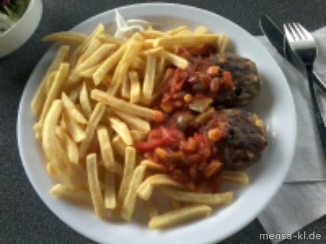Köfta (Rinderhacksteak mit Gemüse und Feta) (R) mit Pusztasoße (9), Pommes frites und Salat
