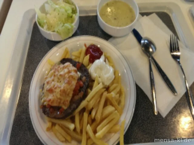 Rinderhacksteak mit Tomate, Zwiebeln und Käse überbacken (1,2,R), Pommes frites und Salat