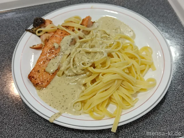 Lachsfilet (Fi) mit Pesto-Sahne-Soße (1,Gl,Nu,Ei,La,Sf) und Tagliatelle (Gl,Ei), dazu ein Beilagensalat nach Wahl