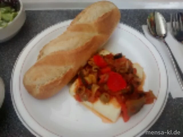 Gebackener Schafskäse mit Paprika, Oliven und Peperoni (3,6,La,V), dazu ein Baguettebrötchen (Gl,V) und Salat (V)