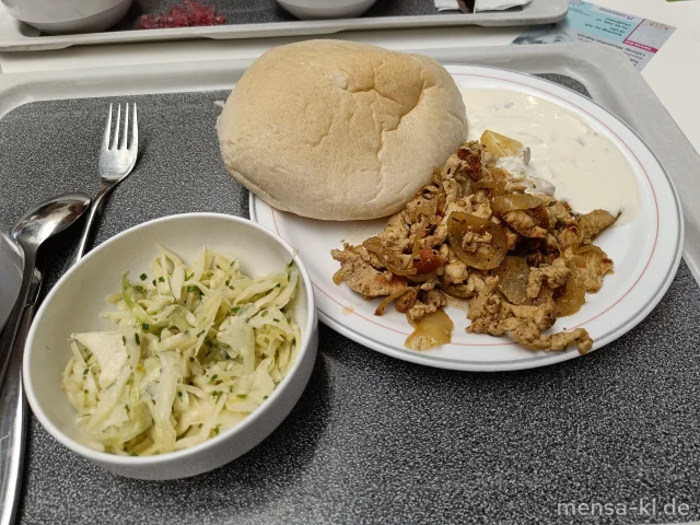 Putengyros (G) mit Tzatziki (1,9,Gl,Ei,La,Sf), Dönerbrot (Gl,Se) und Krautsalat (1,5,9,Gl,Ei,Sw,Sf)