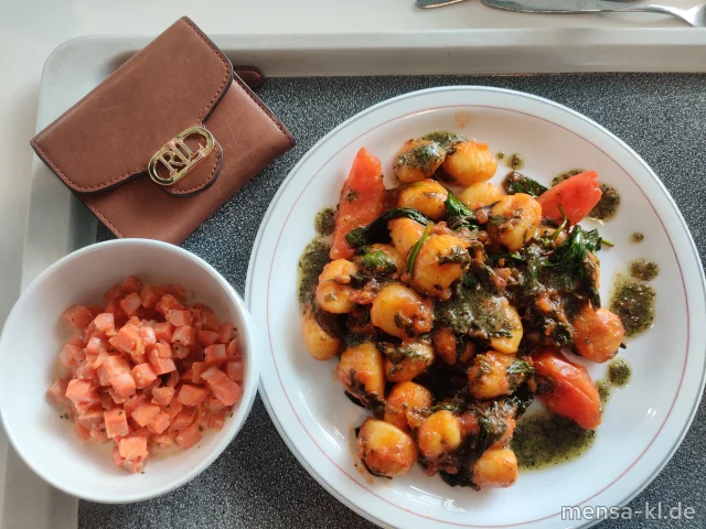 Gnocchi-Tomaten-Pfanne mit Spinat (Gl) und Pesto (Nu), dazu Karottensalat (1,5,Sw)