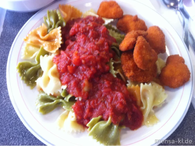 Hähnchencrossies (G) mit Farfalle tricolore, Tomatensugo und Salat