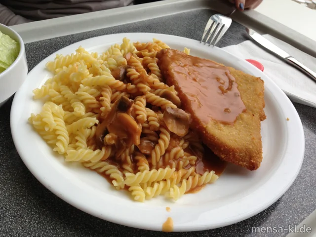 Paniertes Schnitzel (S) mit Champignon-Rahmsoße (3), Eiernudeln und Salat