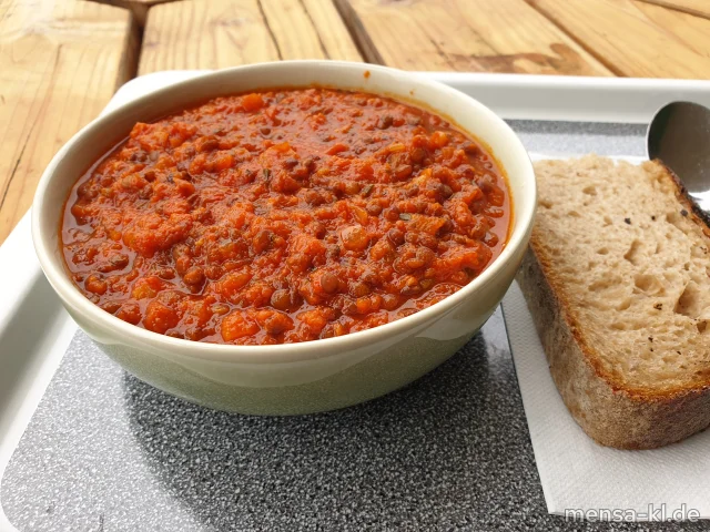 Linsensuppe (1,5,Sw,Sl) wahlweise mit Wiener Würstchen (2,3,8,S), dazu Bauernbrot (Gl)