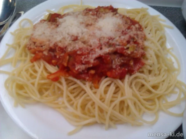 Spaghetti mit Gemüsebolognese, Grana Padano (2) und Salat