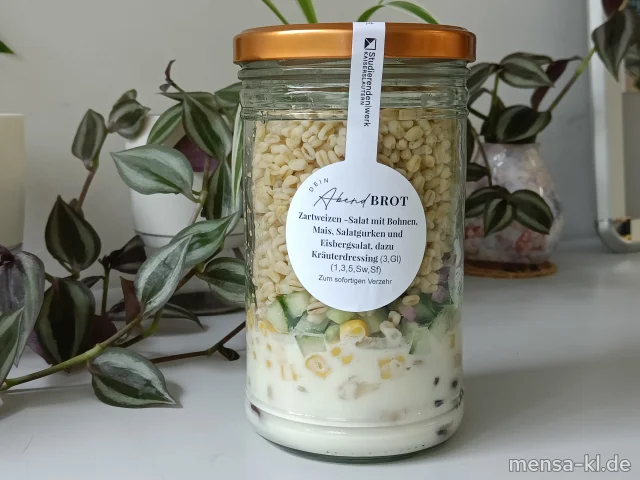 Zartweizen-Salat mit Bohnen, Mais, Salatgurken und Eisbergsalat (3,Gl), dazu Kräuterdressing (1,5,Gl,Nu,Sw,Sf)