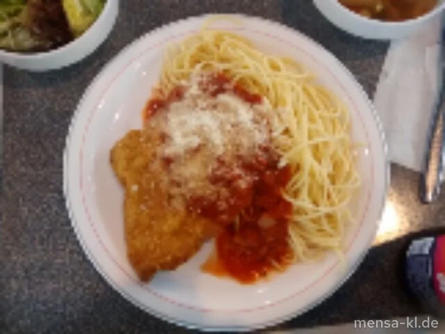 Paniertes Schweineschnitzel 'Mailänder Art' (S) mit Tomatensoße, Spaghetti, Grana Padano (2) und Salat