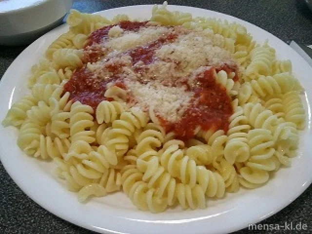 Große Portion Nudeln mit Tomatensoße, Grana Padano (2) und Salat