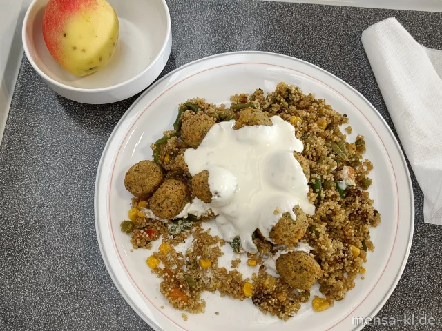 Bowl Food: Quinoa mit Bohnen, Mais und Ingwer (2,Sl,Se), Falafel (1,Gl,Sl), dazu Joghurt-Minz-Dip (La) und ein Rohkostsalat