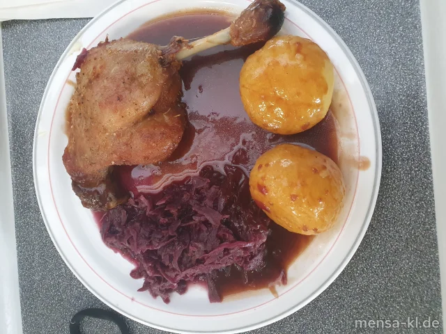 Saftige Entenkeule (G) an Rotweinsoße (5,Sw,A) mit Kartoffelknödel (5,Sw) und hausgemachtem Apfelrotkraut (1,3,5,Sw)
