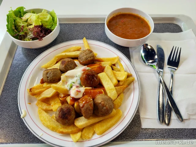 Große Portion Steakhouse-Fries mit Geflügelhackbällchen (3,Gl,Ei,La,G), Barbecuesoße (1,Sl,Sf) und vegane Limettenmayonnaise mit Paprika (Gl,Nu,Sf), dazu Salat