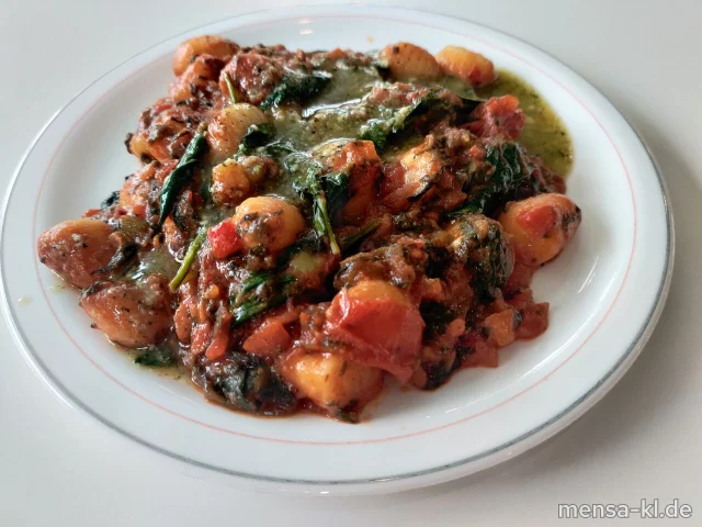 Gnocchi-Tomaten-Pfanne mit Spinat (Gl) und Pesto (Nu), dazu Karottensalat (1,5,Sw)