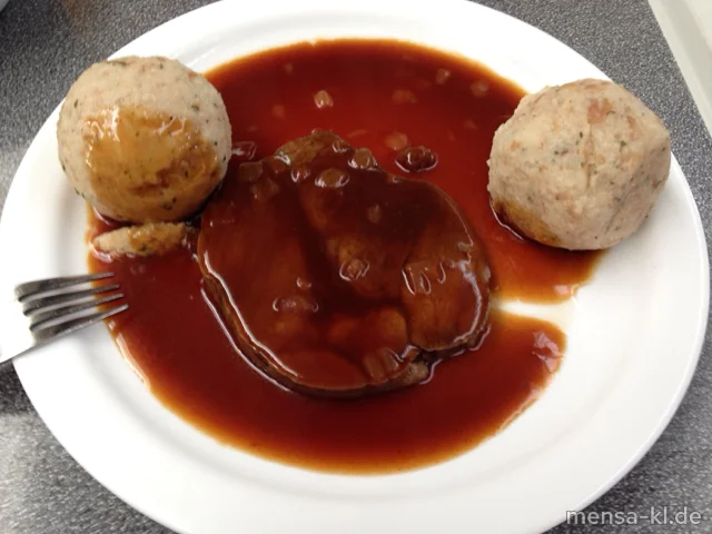 Rinderbraten (3,4,R) mit Burgundersoße (A), Weckknödel und Karottensalat