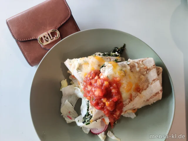 Wrap gefüllt mit Hähnchenstreifen, Spinat, Tomaten, Guacamole und Cheddar (1,Gl,La,G), dazu Kräuter-Dip (La,Sl) und Eisbergsalat (1,5,Sw)
