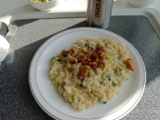 Wirsing-Risotto aus dem Ofen mit Nusscrunch (Gl,Nu), dazu Salat