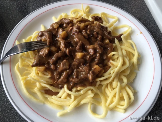 Rindergeschnetzeltes in Calvados-Senfsoße mit Äpfeln (Gl,La,Sf,A,R), Spätzle (1,Gl,Ei) und Salat