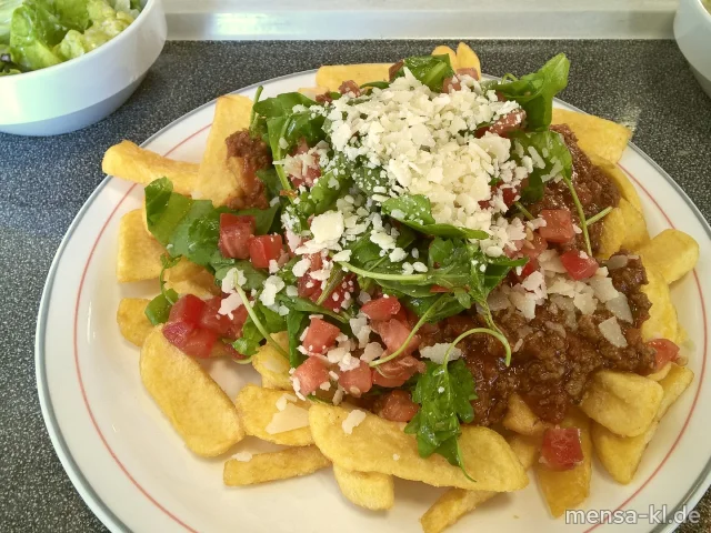 Große Portion Steakhouse-Fries mit Rinderhackfleischsoße (Sl,R), gewürfelte Tomaten, Rucola, gehobelter Parmesan (La) und Salat