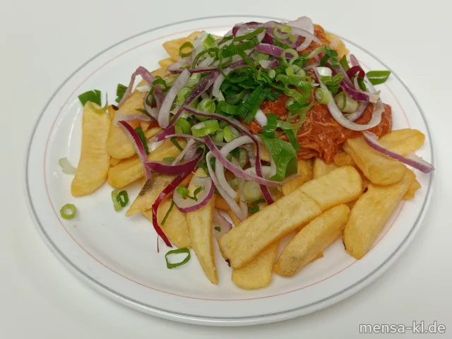 "POUTINE": Große Portion Steakhouse-Fries mit Pulled Turkey in Barbecuesoße (Sl,Sf,G), Frühlingszwiebeln und roten Zwiebeln, dazu Karotten-Mais Gemüse