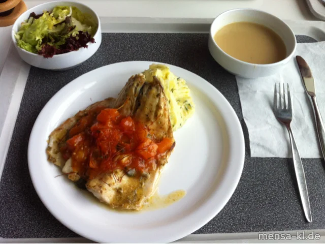 Gedünstete Forellenfilets (F) mit einer Kürbissalsa auf Kräuter-Kartoffelstampf und bunter Blattsalat