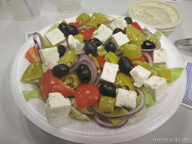 Salatglück: Griechischer Gurkensalat mit Paprika, Tomaten, Zwiebeln und Oliven (3,V), dazu gebackener Halloumi (La,V) und ein rustikales Körnerbrötchen (Gl,Se,So,V)