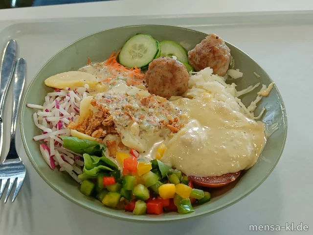 Bowl mit Blattsalat, Karotten, Kraut, Gurken, Tomaten, Paprika, Mais, Kartoffelsalat (5,Gl,Nu,Sw,Sf) und Partyfrikadellen (Gl,Ei,R,S) mit Senf-Dip (Gl,Nu,Sf), dazu süß-saures Dressing (1,5,Sw,Sf)
