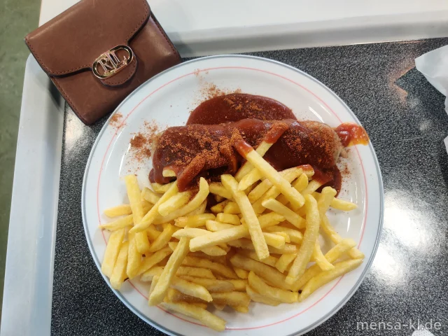 Kalbs-Currywurst (8,K) - auf Wunsch mild, scharf oder extra-scharf - (1,5,La,Sw,Sf), Pommes frites und einen Beilagensalat nach Wahl