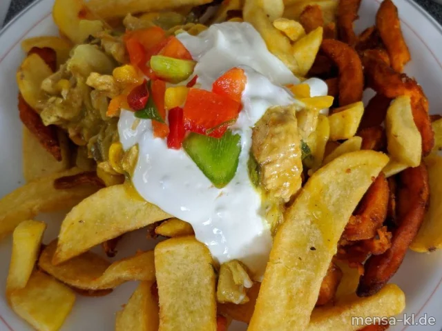 "Poutine": Große Portion Steakhouse-Fries und Sweet-Potato-Fries (1), dazu thailändische Gemüsepfanne mit Putenstreifen (1,Gl,Sf,Se,So,G), bunter Paprika, Limettenfrischkäse-Dip (2,La) und Salat