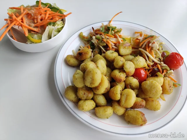 Gestifteltes Ofengemüse mit glasierten Tomaten auf Kräuter-Gnocchi (3,Gl,Sl), dazu einen Beilagensalat nach Wahl