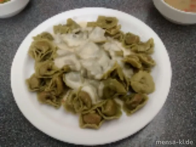 Grüne Tortellini "alla panna" mit Gemüsefüllung (V,A) in Sahnesoße (V,A) und Salat (V)
