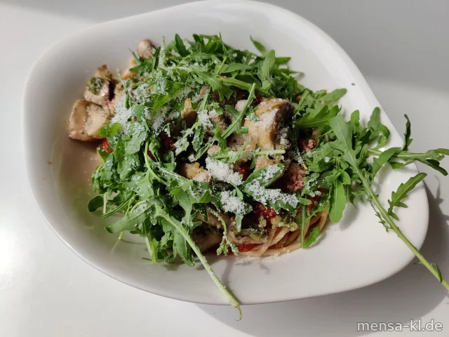 Vollkornspaghetti (Gl,V) in Tomatensugo (V) mit gebratenen Champignons (V), Rucola (V) und gehobeltem Parmesan (2,Ei,La,V)