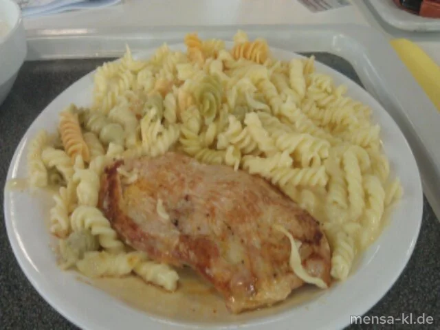 Truthahnsteak (G) mit Frischkäse-Kräutersoße und Fusilli tricolore