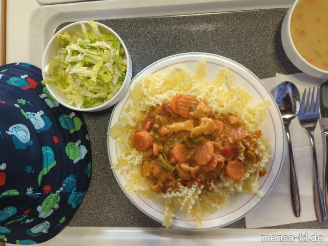 Gemüsegulasch (Gl,La,Sl) mit Eiernudeln (1,Gl,Ei) und Salat