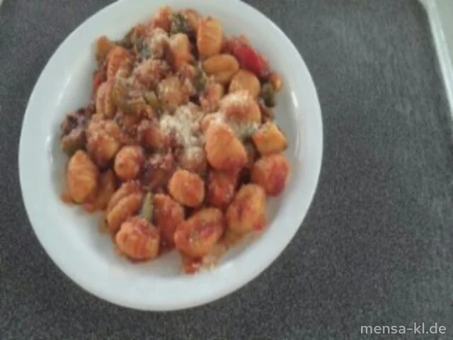 Italienische Gnocchipfanne (V) mit Zucchini (V), Paprika (V), Zwiebeln (V), Tomaten (V) und Grana Padano (2,V), dazu Salat (V)