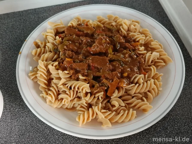 Rindergeschnetzeltes "Stroganoff" mit Zwiebeln, Gewürzgurke und Paprika (5,9,Gl,La,Sw,Sf,A,R), dazu Eierspätzle (Gl,Ei,La) und Salat