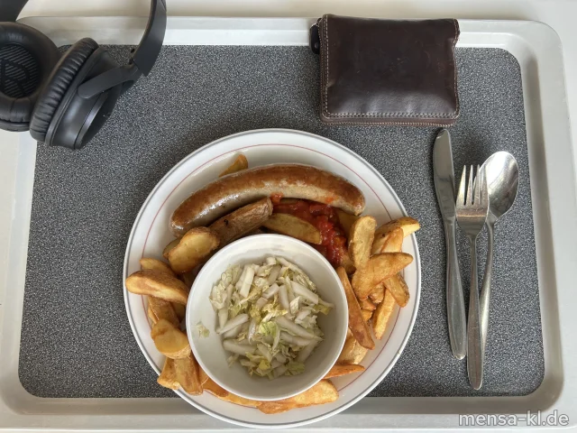 Bratwurst (3,4,8,Ei,S) mit Salsa-Dip (4), Potato-Wedges und Salat (5,Sw)