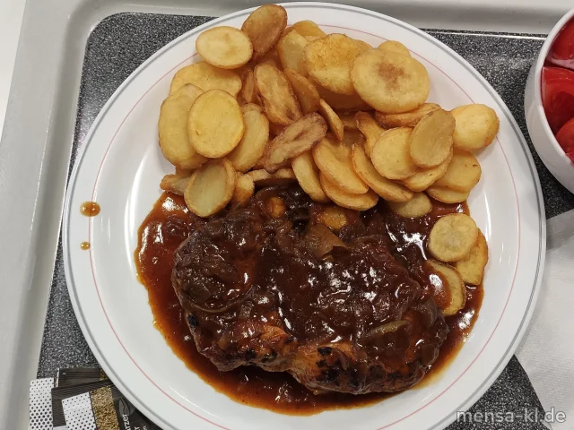 Schwenksteak (4,Sl,Sf,S) mit Zwiebelsoße (Gl,Sf), Pommes-Chips und einen Beilagensalat nach Wahl