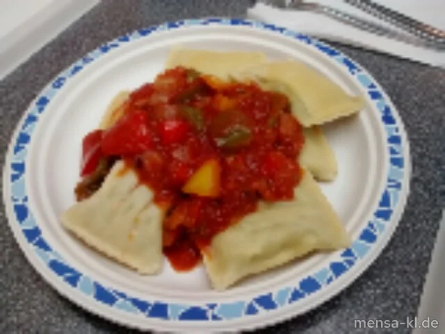 Schwäbische Maultaschen (S) mit Peperonata-Gemüsesoße und Salat
