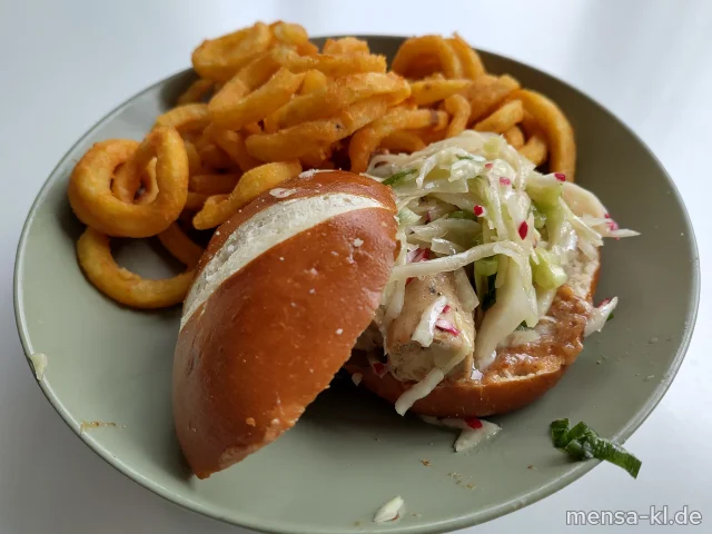 Bayerischer Burger mit veganem Weisswurst Patty (Gl,So) belegt mit Weisskrautsalat, Radieschen und süßem Senf (1,5,Sw,Sf) im Laugen Burger Bun (Gl), dazu Twisterpommes (Gl)